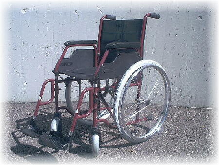 Ein Rollstuhl, den man bei einer Gehbehinderung bentigt